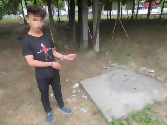 男子燒電纜